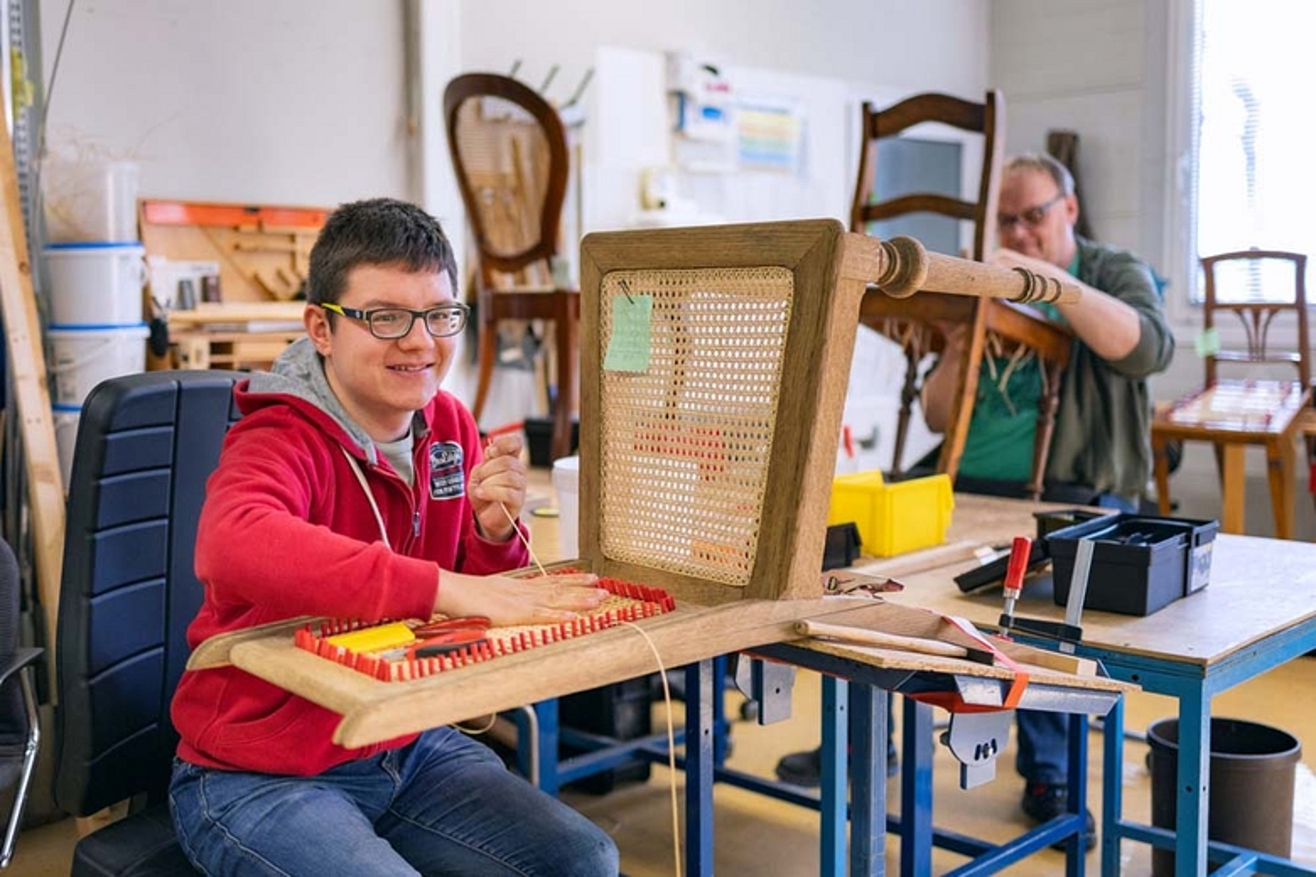 Stuhlflechten in den Caldener Werkstätten
