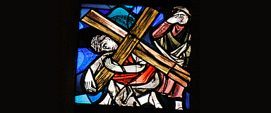 Kreuzdarstellung in einem Fenster der Stadtkirche zu Bad Hersfeld: Jesus trägt das Kreuz. (Foto: medio.tv/Dellit)