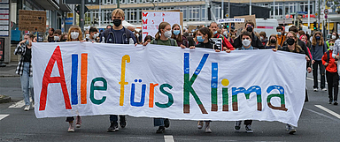 Unter dem Motto #AlleFürsKlima! rief die Bewegung Fridays for Future am 24. September zum Protest auf. Kirchliche Einrichtungen und der Klimamanager der EKKW schlossen sich an und baten Gemeinden und Einrichtungen, dies ebenso zu tun. Unser Foto zeigt den Protestzug in Kassel am Hauptbahnhof. (Foto: medio.tv/Schauderna)