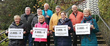 Jeweils 2.000 Euro des Festerlöses nahmen entgegen: (1. Reihe, v.r.:) Pfarrerin Andrea Wöllenstein für den Verein «Ausbildungshilfe», Pfarrerin Bettina Mohr für das «Straßenkinderprojekt in Addis Abeba», Waltraud Dorn für die «Kindertafel» in Stadtallendorf und Rita Vaupel für die «Marburger Tafel». Stellvertretend für die vielen ehrenamtlichen Helferinnen und Helfer von Kirchengemeinde und Vereinen kamen zur Spendenübergabe: (v.r.n.l.) Ralf Zimmermann, Kirchenvorstandsvorsitzende Tanja Deucker, Gottfried Melnyk, Volker Heinrich und Ortvorsteher Ludwig Schneider. (Foto: Christoph Seitz)