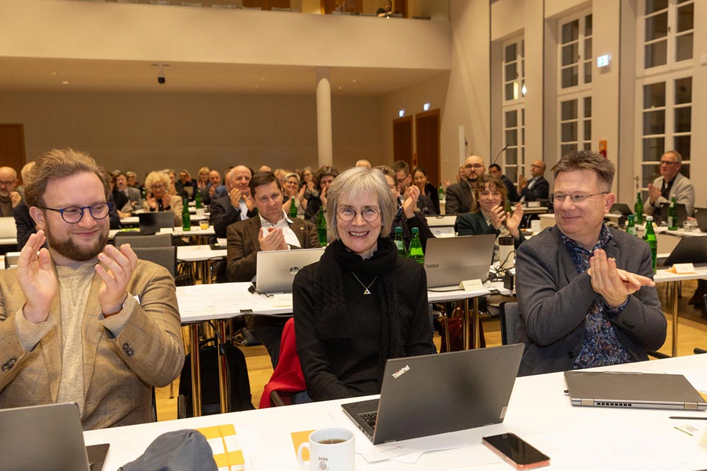 Applaus für die langjährige Synodale Pröpstin Katrin Wienold-Hocke, die im Frührjahr 2026 in den Ruhestand gehen wird. 