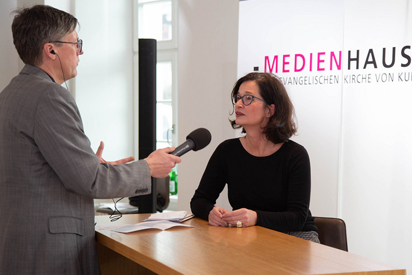 Anneke Gittermann (Leiterin Engagementförderung der EKKW, r.) im Gespräch mit Torsten Scheuermann (Radioredaktion EKKW, l.)