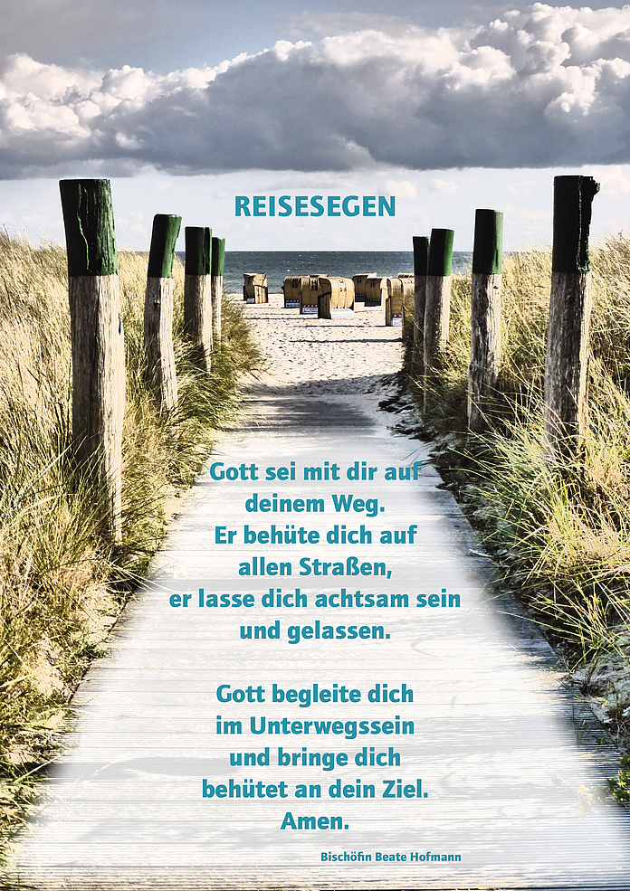 Das Bild zeigt einen schmalen Holzweg, der durch hohe Dünen in Richtung Meer führt. Am Horizont sind Strandkörbe zu sehen, darüber ein weiter Himmel mit Wolken. Über dem Motiv steht der Titel „Reisesegen“. In der Mitte ist ein längerer Segensspruch abgedruckt: „Gott sei mit dir auf deinem Weg. Er behüte dich auf allen Straßen, er lasse dich achtsam sein und gelassen. Gott begleite dich im Unterwegssein und bringe dich behütet an dein Ziel. Amen.“ Am unteren Rand wird der Text Bischöfin Beate Hofmann zugeschrieben.