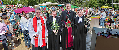 Gestalteten gemeinsam den ökumenischen Gottesdienst auf der Landesgartenschau in Fulda (v.l.): Domkapitular Dr. Cornelius Roth, Bischöfin Dr. Beate Hofmann, Bischof Dr. Michael Gerber und Dekan Bengt Seeberg. (Foto: medio.tv/Schauderna)