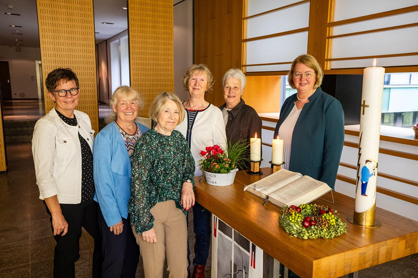 Gottesdienst im Haus der Kirche (v.l.): Oberlandeskirchenrätin Prof. Dr. Gudrun Neebe, Stellvertretende Vorsitzende Helga Thomas, Vorsitzende Monika Ilona Pfeifer, Schriftführerin Irmtraud Hansmann-Ganß, Beisitzerin Helga Schultz und Fachreferentin Frauenbildung und Diversität Sabine Schött