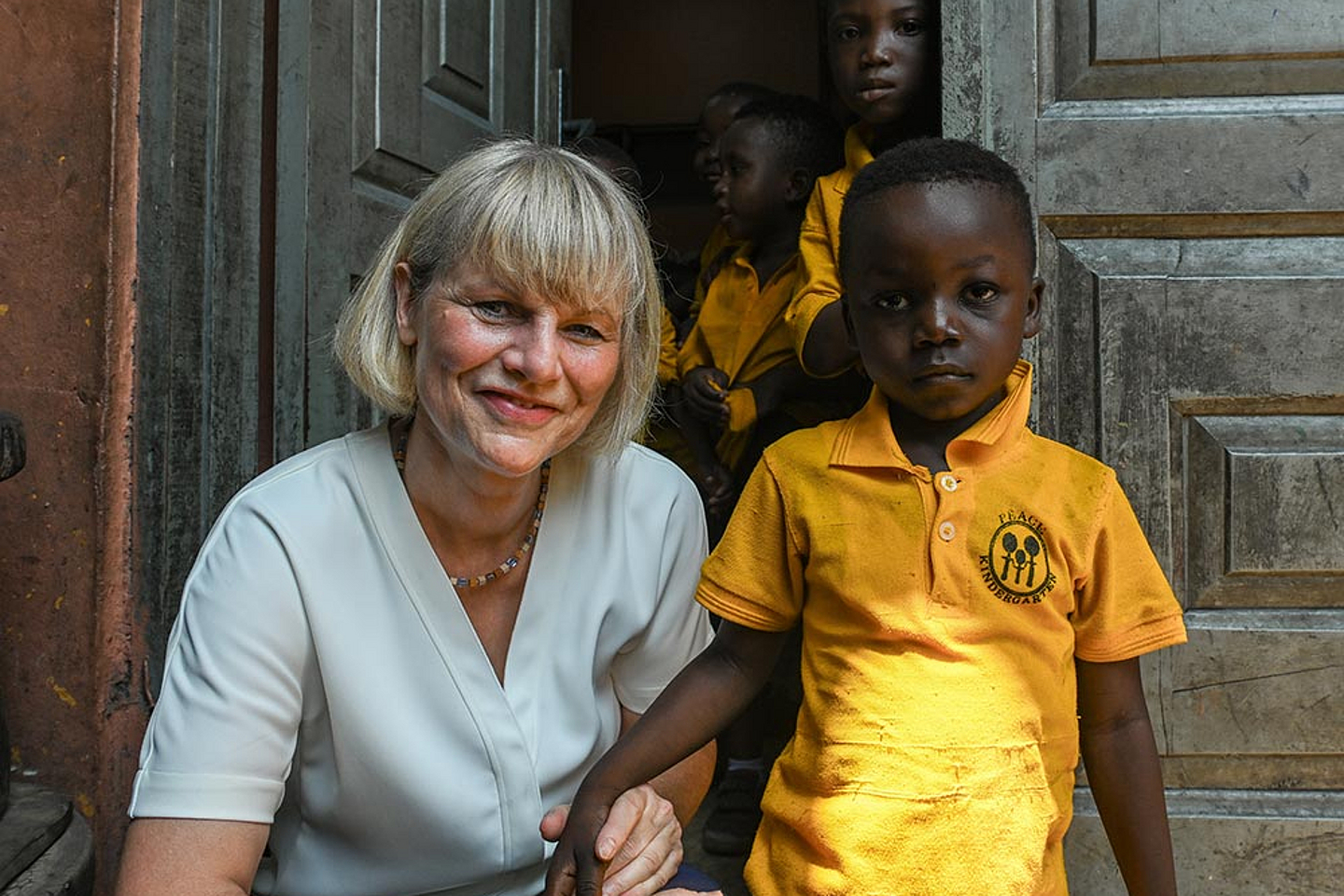 Fern der Nachrichten: Gundula Gause engagiert sich über das Hilfswerk missio für ein Projekt in Accra (Ghana), wo Kinder und Familien auf einer lebensgefährlichen Elektroschrotthalde arbeiten.