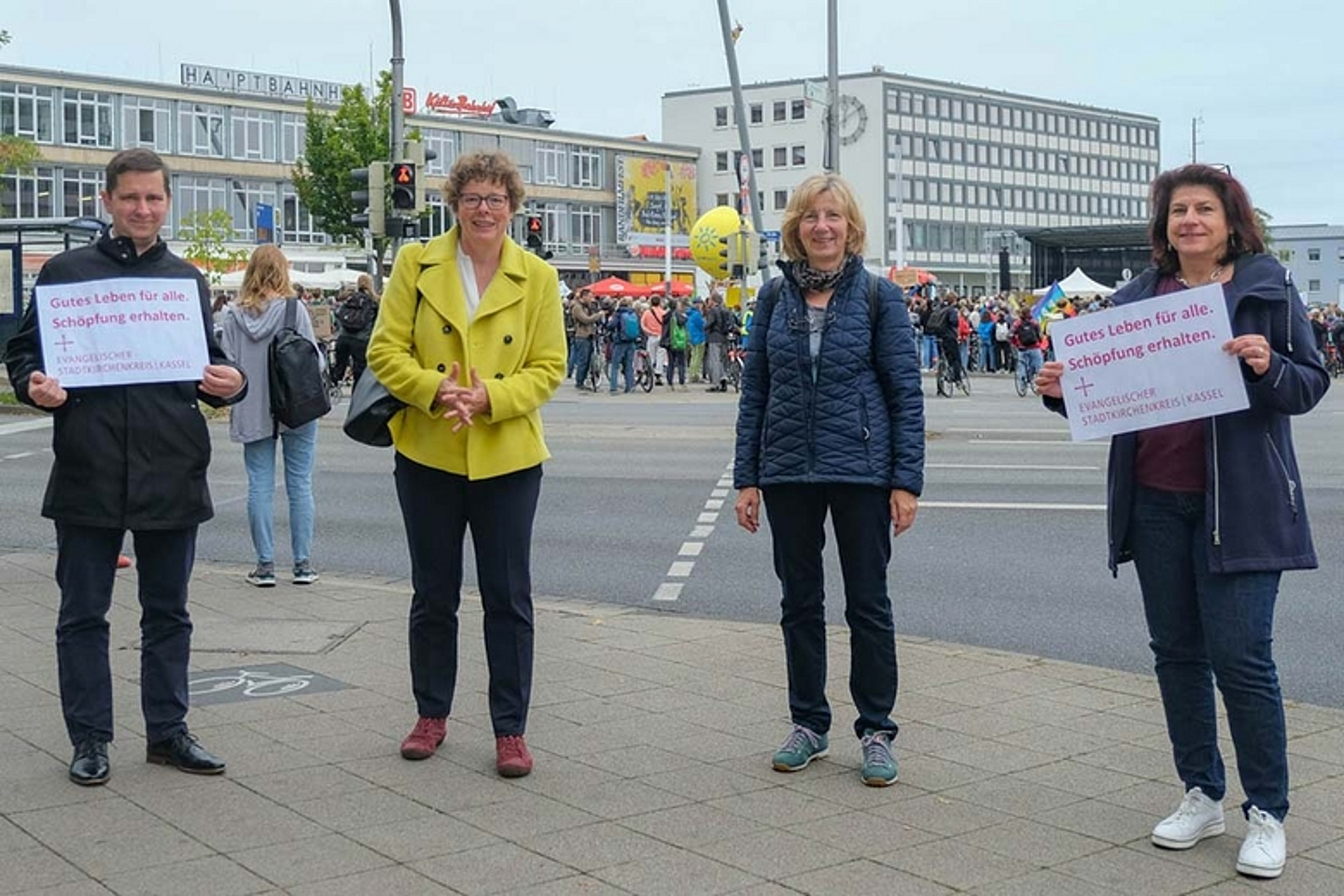 Bischöfin Dr. Beate Hofmann (EKKW, 2.v.l.) mit (v.l.) Dekan Dr. Michael Glöckner, Pfarrerin Inge Böhle und Heike Schaaf (alle Evangelischer Stadtkirchenkreis Kassel) am Rande der Kundgebung am Kasseler Hauptbahnhof. (Foto. medio.tv/Schauderna)