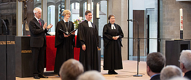 Einführung in der Martinskirche: Dekan Dr. Michael Glöckner (2.v.r) mit (v.l.) Kirchenvorsteher Dr. Hans Helmut Horn, Pröpstin Kathrin Wienold-Hocke und Dekanin Barbara Heinrich. (Foto: medio.tv/Schauderna)