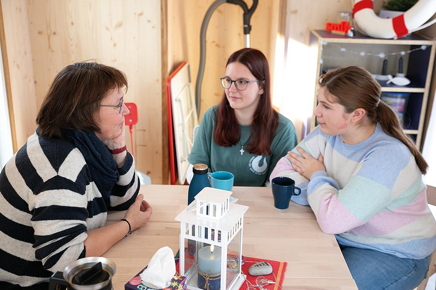 Pfarrerin Kerstin Palisaar mit Melina Felske und Frieda Wollner aus der Seelsorge-AG