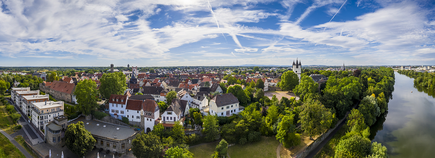 Drohnenaufnahme der historischen Stadt Steinheim bei Hanau am Main in Deutschland Drohnenaufnahme der historischen Stadt Steinheim bei Hanau am Main in Deutschland