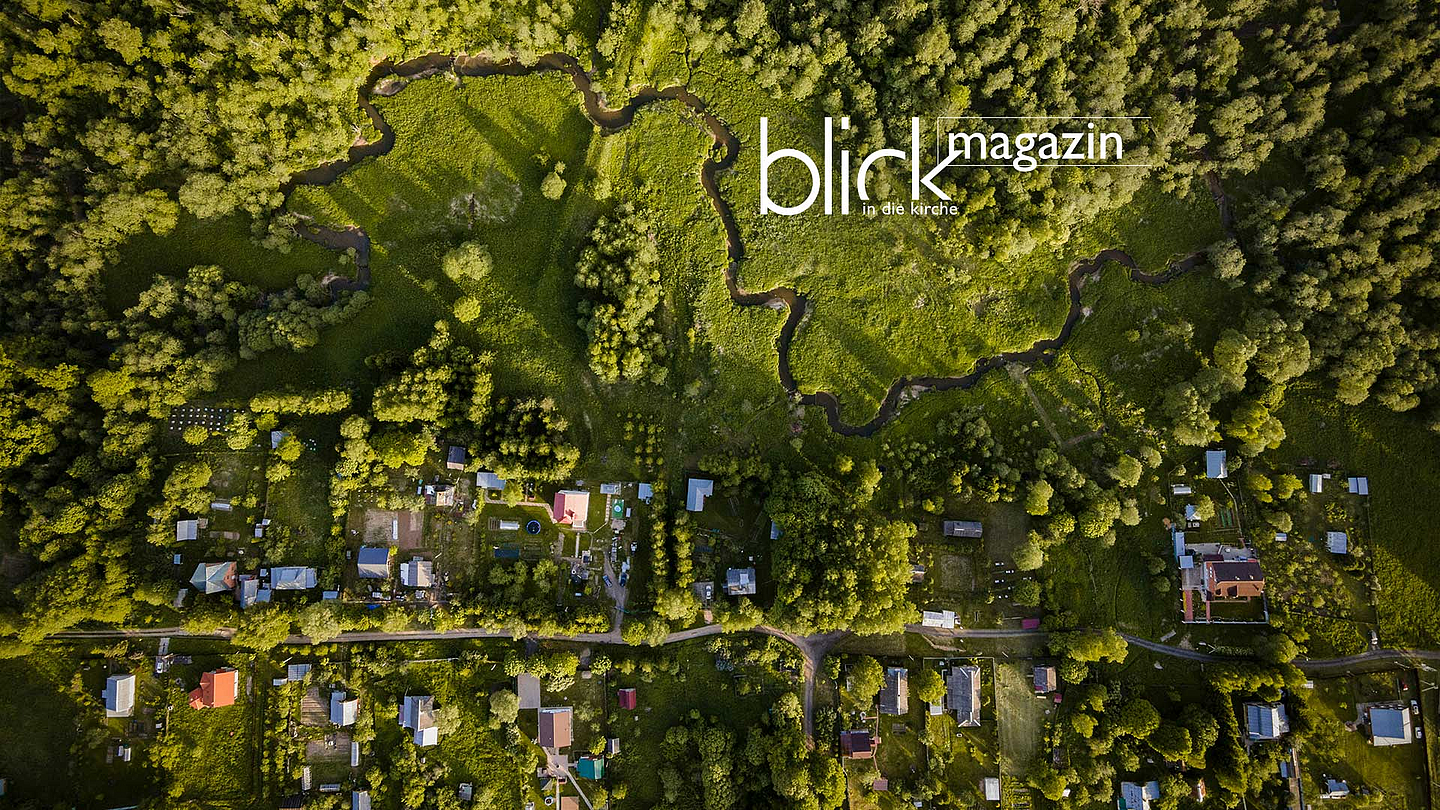Unser Foto zeigt ein Grundstück mit Wald, Bach und Häusern aus der Vogelperspektive.