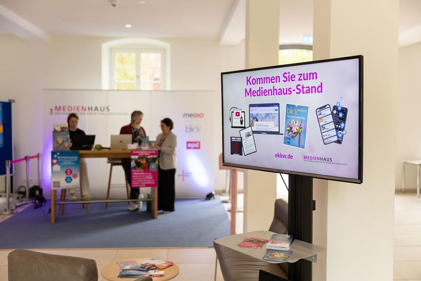 Der Stand des Medienhauses im Foyer der Tagungsstätte