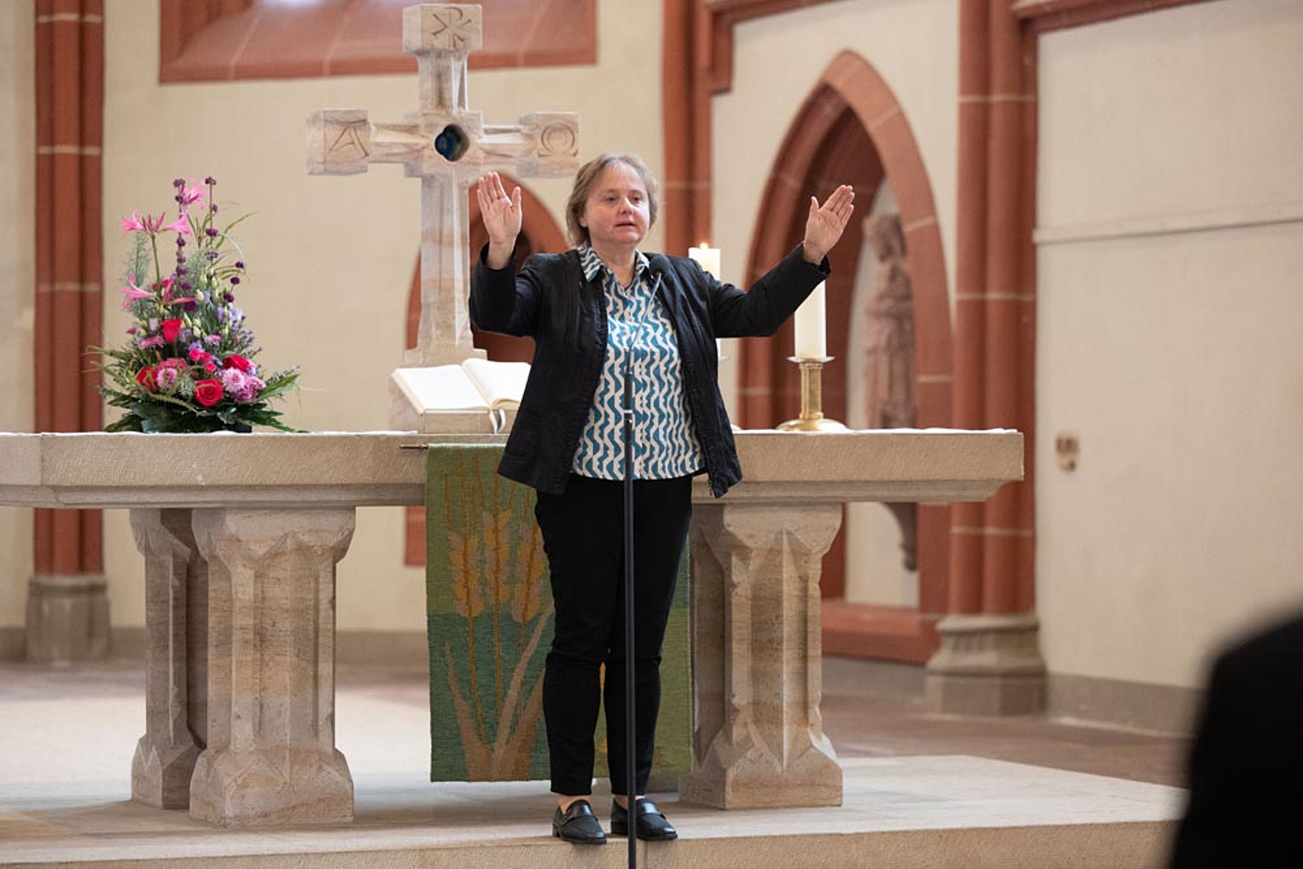Segen für die Teilnehmenden: Dekanin Sabine Tümmler vom Kirchenkreis Schwalm-Eder Segen für die Teilnehmenden: Dekanin Sabine Tümmler vom Kirchenkreis Schwalm-Eder