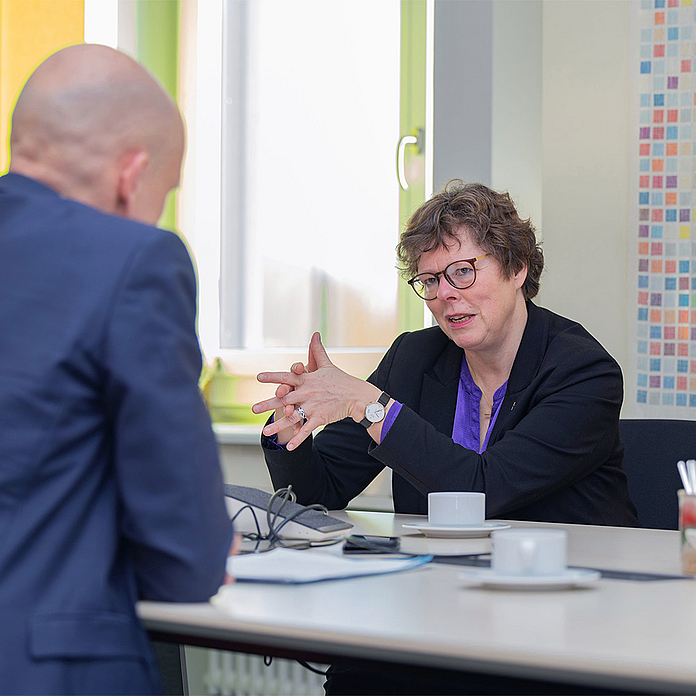 Bischöfin Dr. Beate Hofmann im Gespräch mit epd-Chefredakteur Karsten Frerichs. Das Foto entstand bei einem früheren Interview.