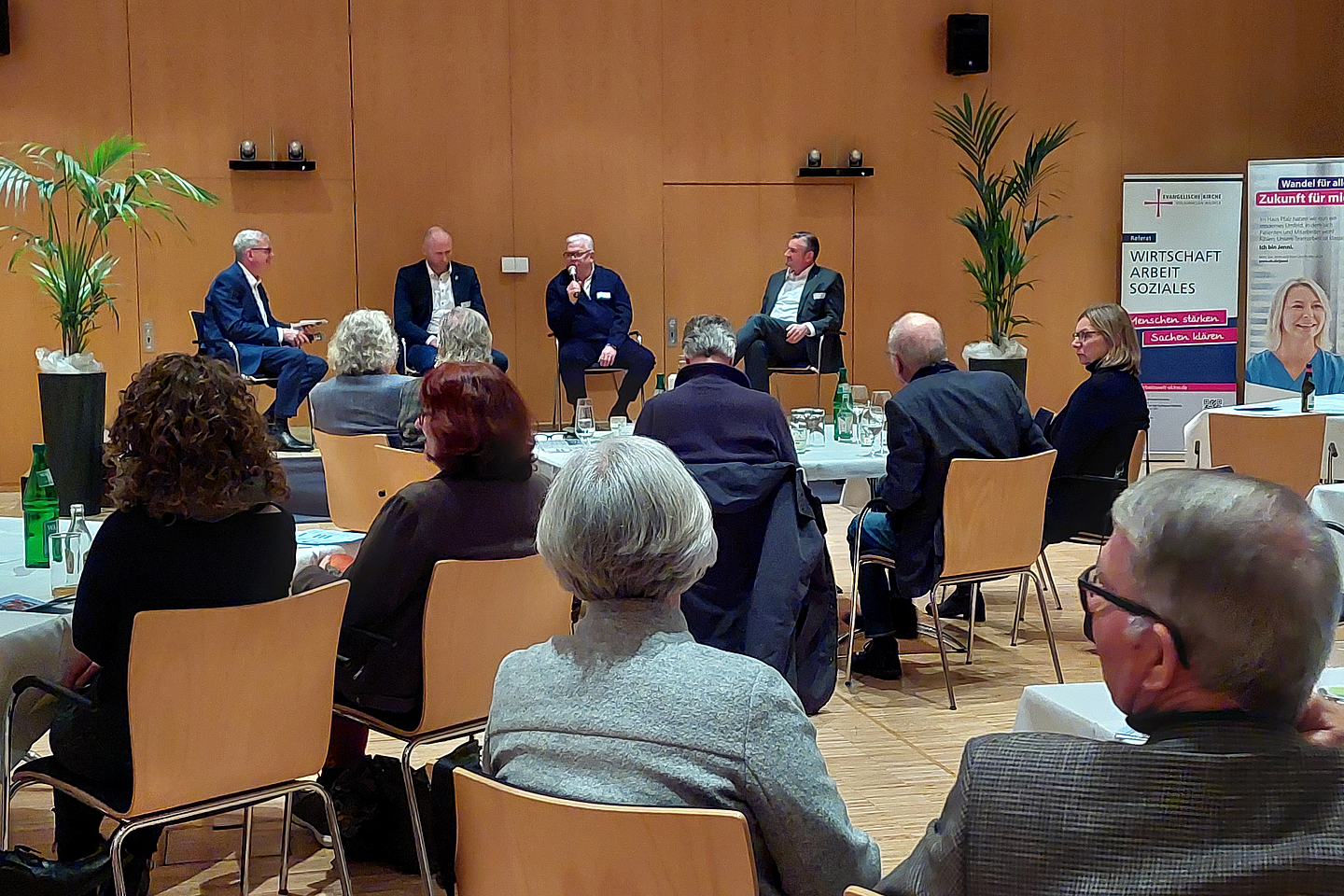 Bild auf das Podium aus dem Publikum heraus