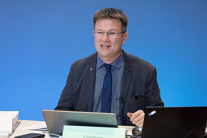 Digitale Herbstsynode der EKKW 2021 - Finanzbericht Pfarrer Jan Friedrich Eisenberg als 2. Beisitzer des Synodalvorstandes sorgte am Morgen des zweiten Synodentages für die Moderation der Beratungen. (Foto: medio.tv/Schauderna)