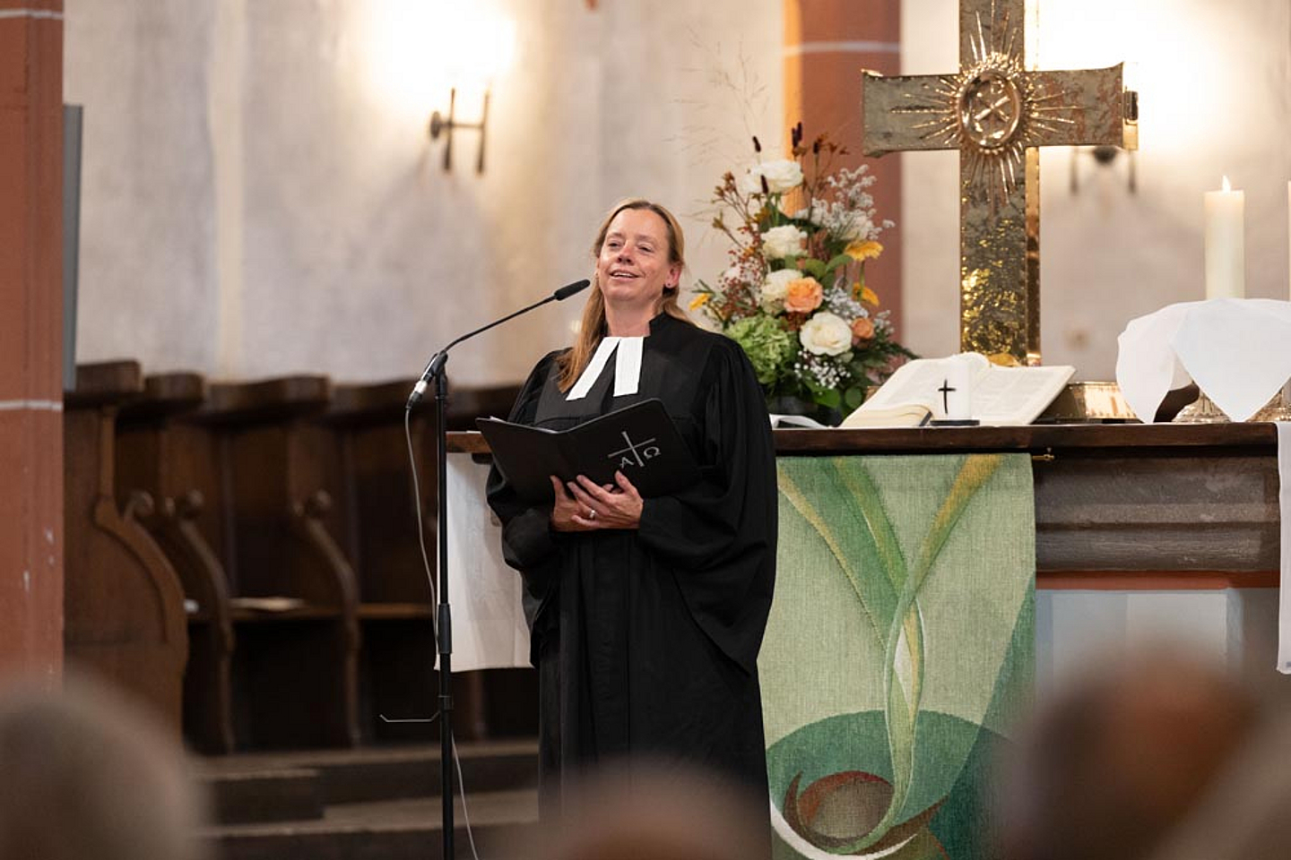 Pfarrerin Silke Kohlwes begrüßte in der Hersfelder Stadtkirche