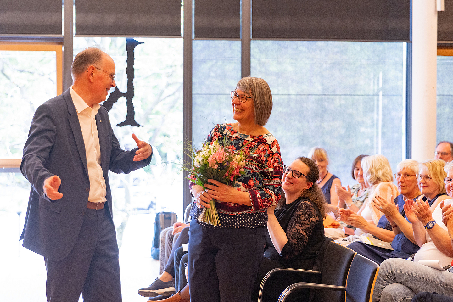 Ein Blumenstrauß für Claudia Lutz vom Landesverband Ev. Büchereien Kurhessen-Waldeck für die Organisation der diesjährigen Preisverleihung.