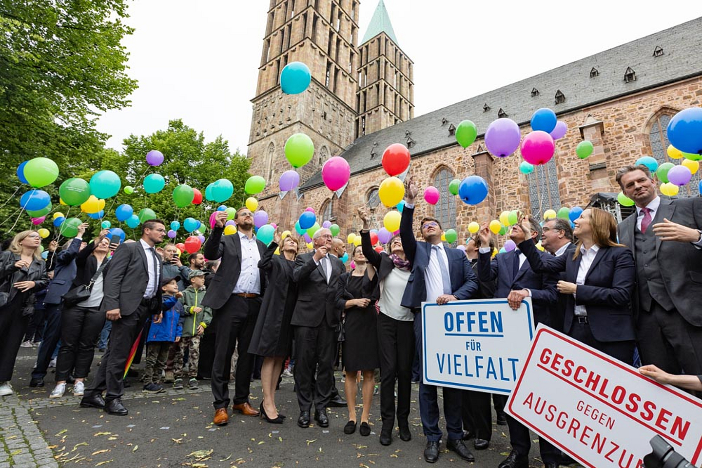 Als Zeichen für Demokratie wurden auf dem Vorplatz der Martinskirche Luftballons steigen gelassen - Demokratiefest im Anschluss an das Gedenken in der Martinskirche