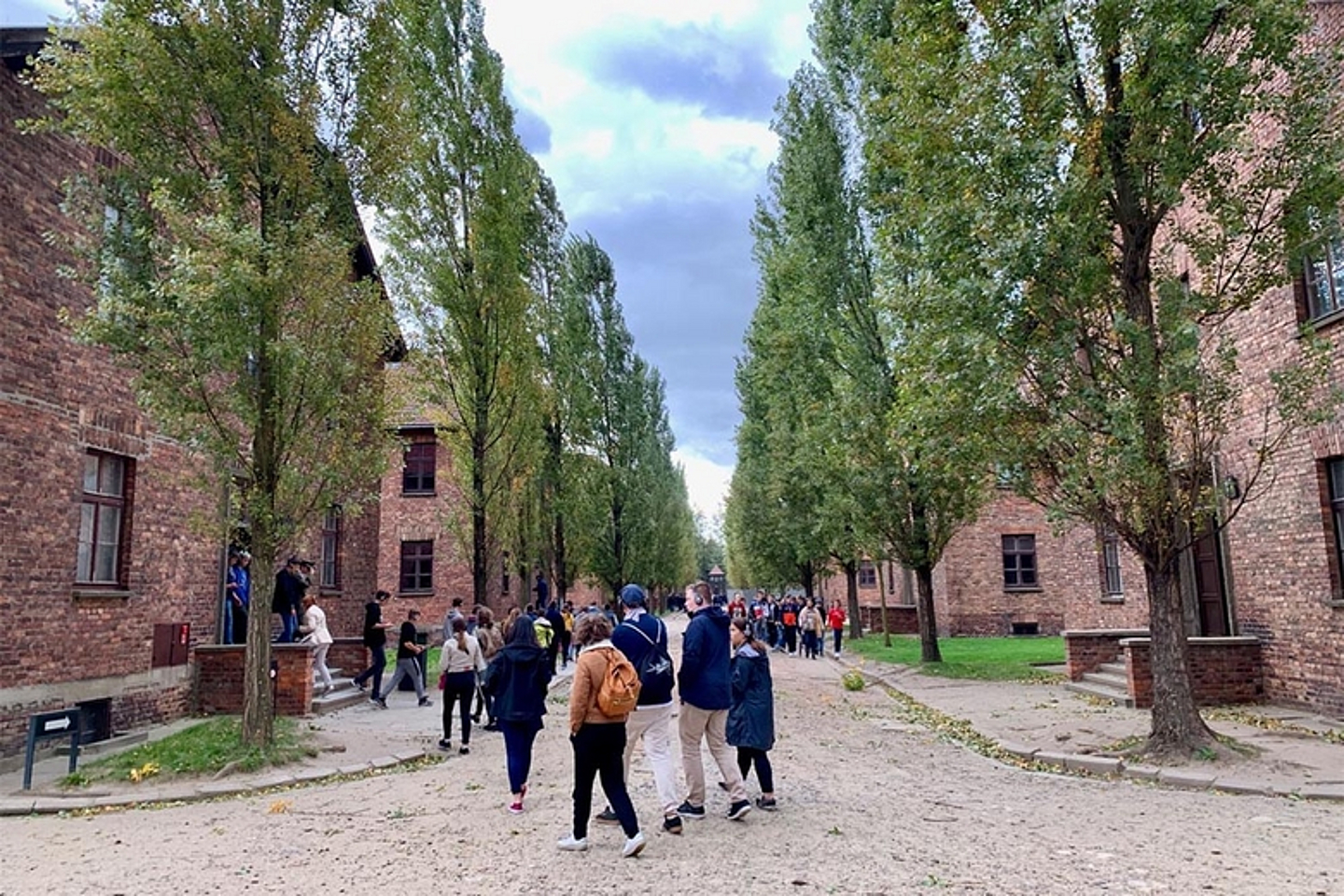 Jugendliche aus der Evangelischen Kirche von Kurhessen-Waldeck haben im Rahmen der Reihe «Events für Sinnsucher*innen» des Landeskirchenamtes die KZ-Gedenkstätte Auschwitz in Polen besucht. (Foto: medio.tv/Meier)