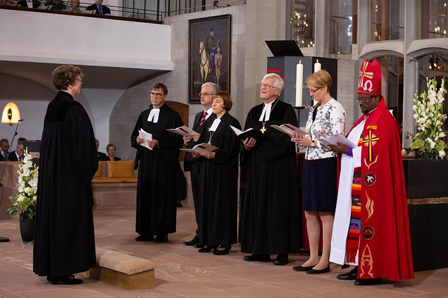 Bischof Ubane (r.) während des Gottesdienstes zum Wechsel im Bischofsamt der EKKW am 30. September 2019 in der Kasseler Martinskirche. Links im Bild ist Bischöfin Dr. Beate Hofmann abgebildet. (Foto: medio.tv/Socher)