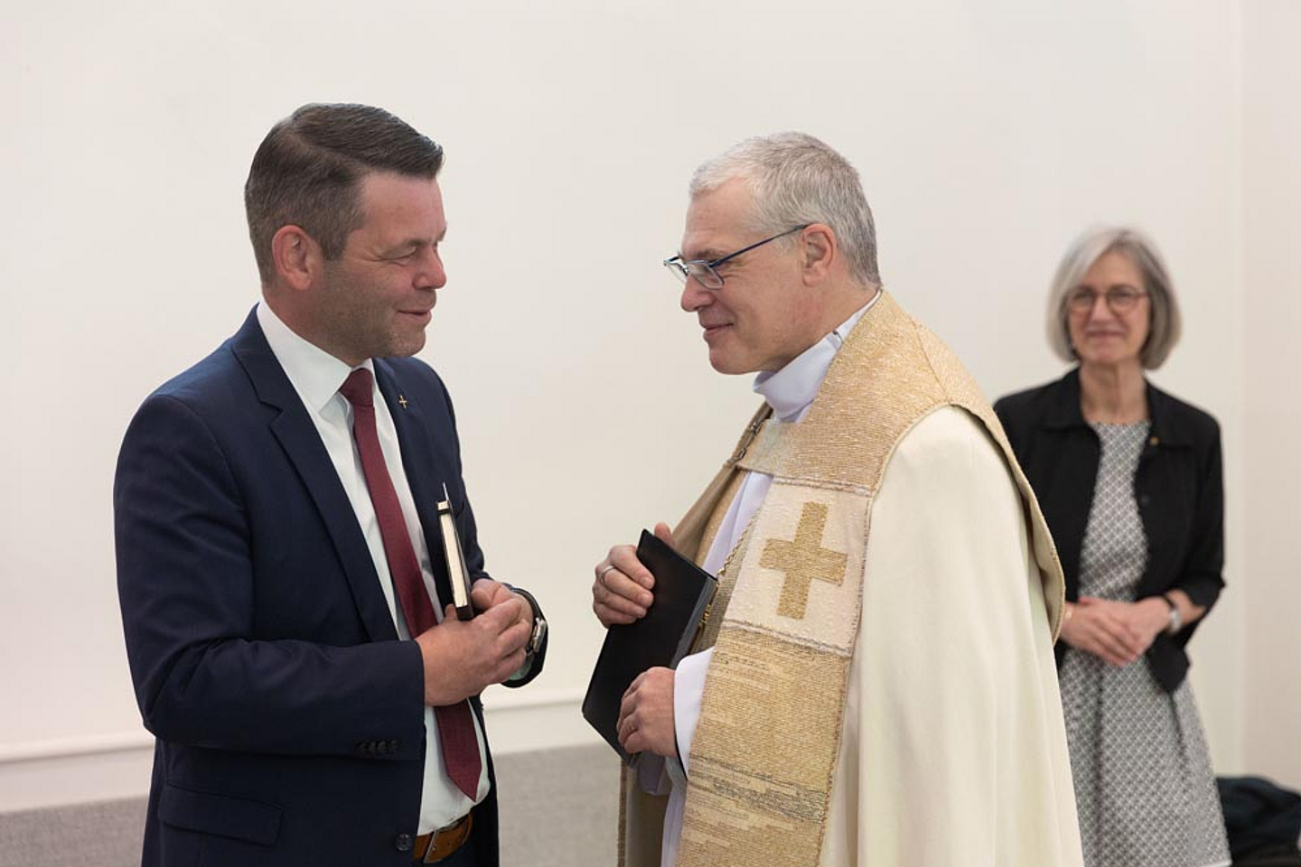 Bischof Marko Tiitus (r.) im Gespräch mit Pfarrer Kristof Weisheit (2.Beisitzer des Synodalvorstandes)