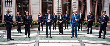 Unter der Leitung von Ministerpräsident Volker Bouffier tauschten sich Vertreter der Hessischen Landesregierung mit den Spitzen der Evangelischen Kirchen und der Katholischen Bistümer aus. (Foto: Hessische Staazkanzlei)