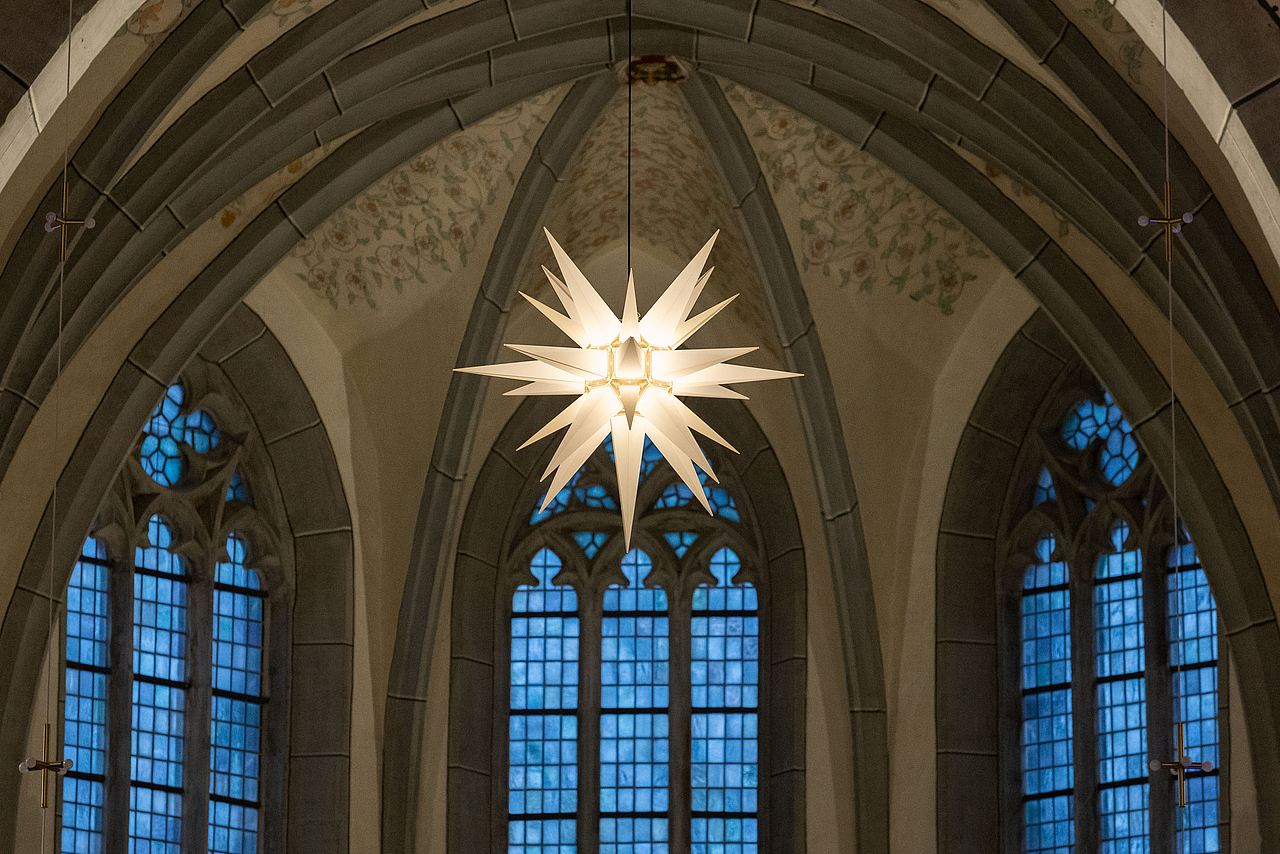 Ein Herrnhuter Weihnachtsstern in der Stiftskirche in Oberkaufungen. 