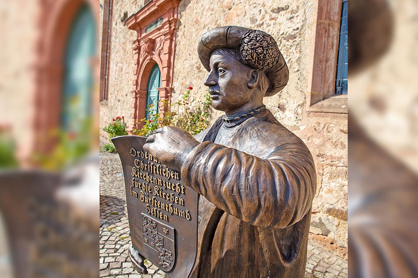 Skulptur von Landgraf Philipp auf dem Schlossplatz in Schwalmstadt-Ziegenhain