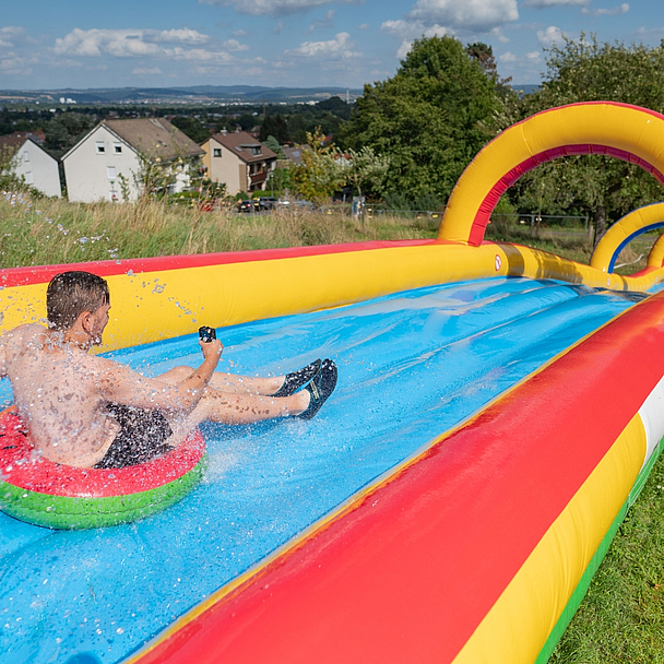 Wird von dem Innovationsfonds der EKKW gefördert: Die XXL-Wasserrutsche in Oberzwehren.