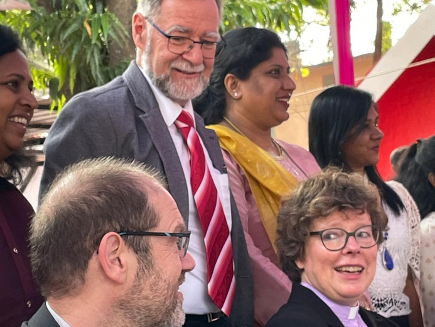 Am 14. Januar: Ludger Arnold (Eschwege), Dekan Norbert Mecke (Melsungen) und Bischöfin Dr. Hofmann beim Abschied in St. Andrews Church, Hubli. (Foto: Müller)