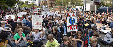 Junge Menschen bei einer früheren Klima-Protestaktion auf einer Straße in Kassel. (Foto: medio.tv/Schauderna)