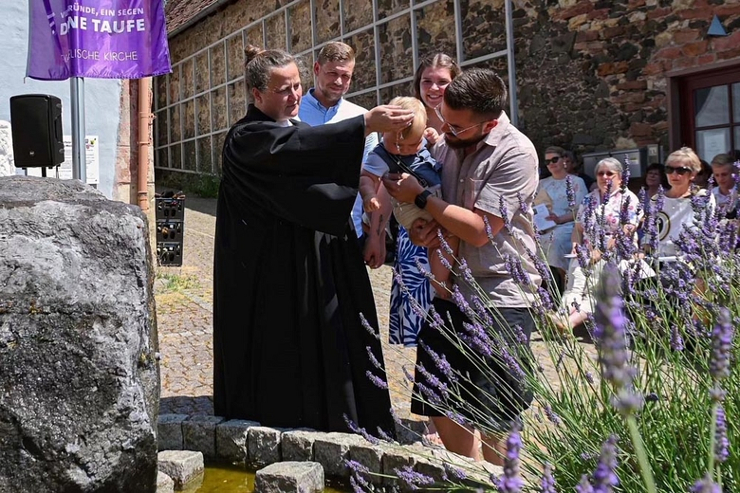 Tauffest des Kirchenkreises Hanau am Partnerschaftsbrunnen in Wachenbuchen. (Foto: foto_goebel.de)
