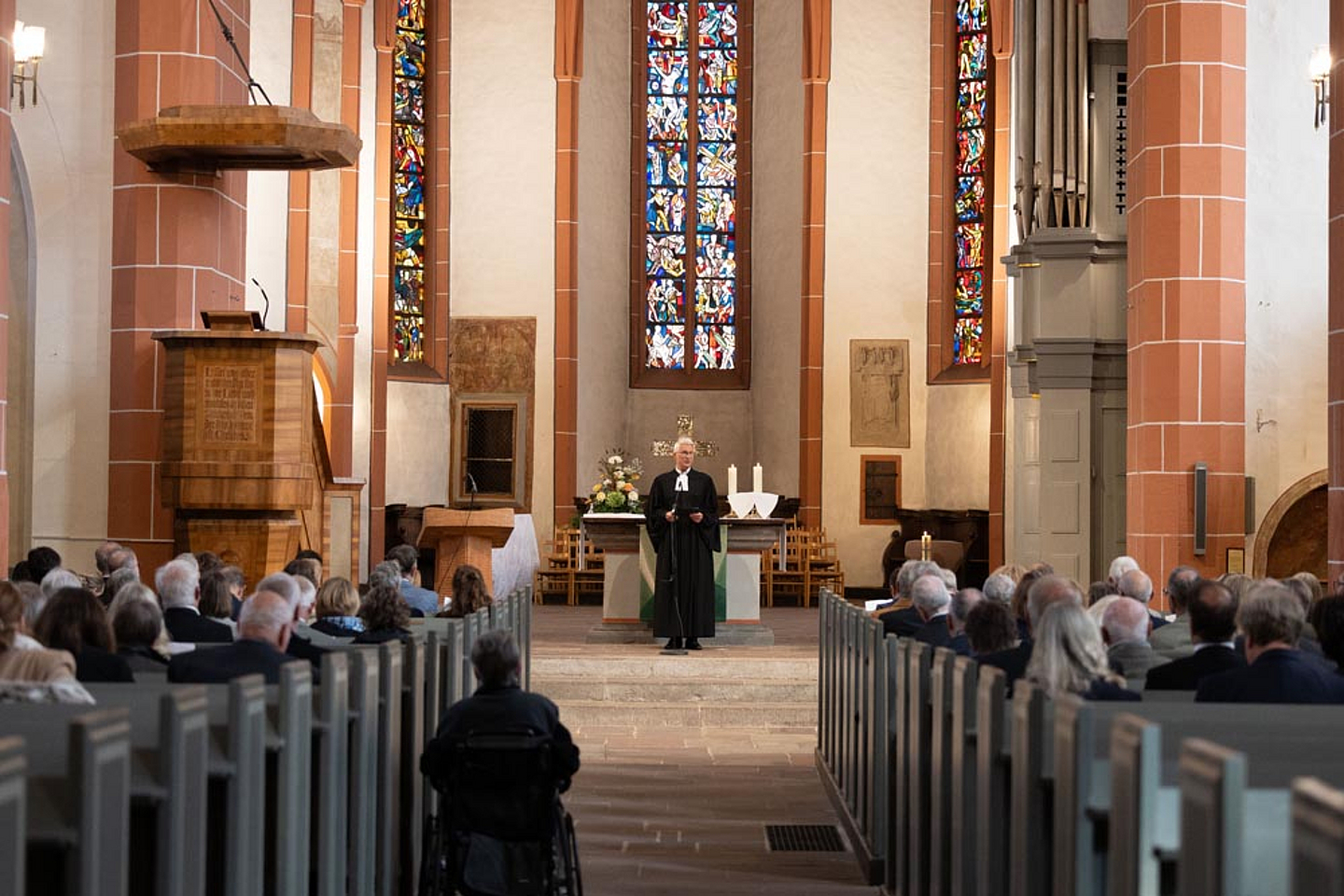 Begrüßte im Namen des Kirchenkreises: Der stellvertretende Dekan Pfarrer Michael Zehender