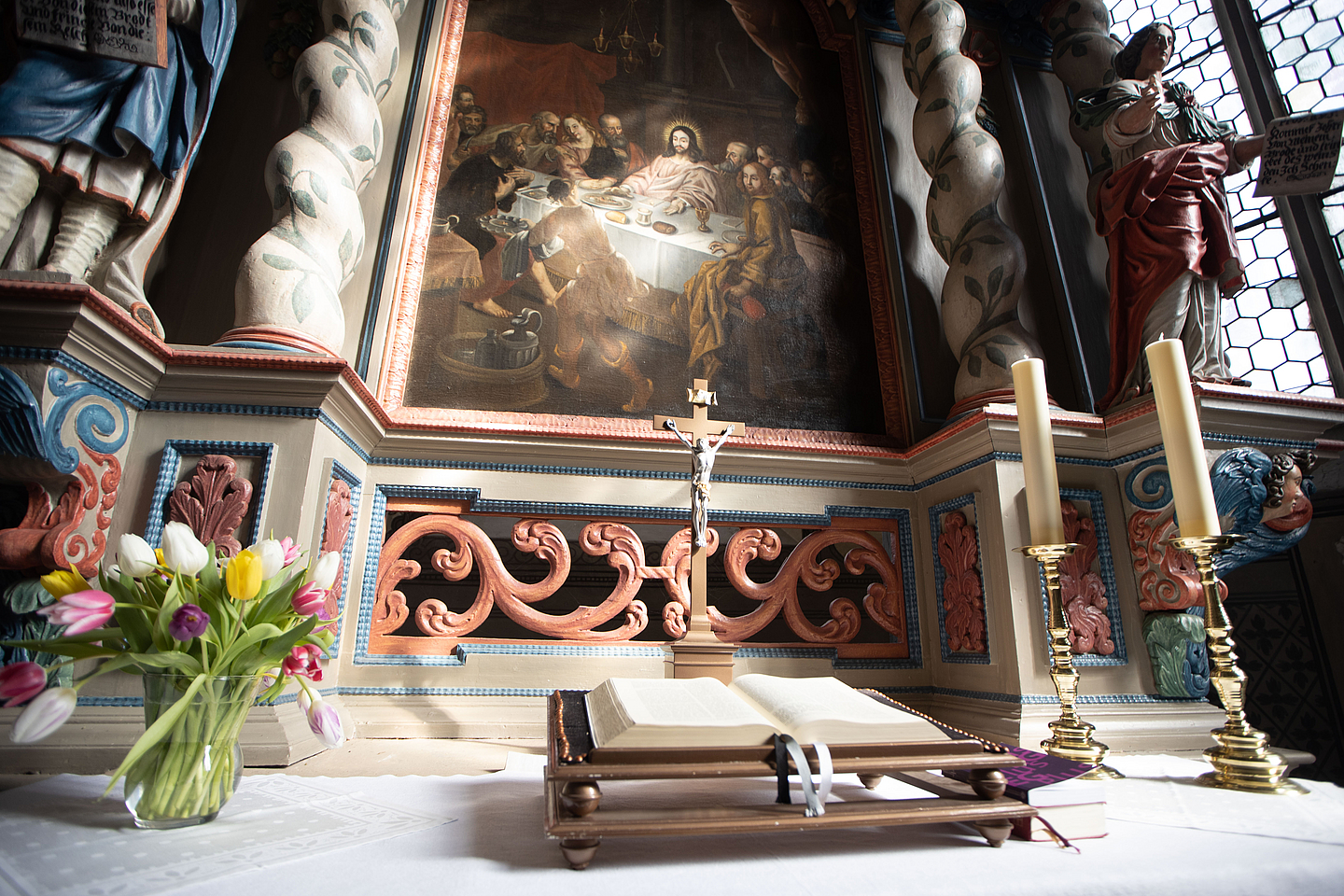 Altar in der Evangelischen Kirche St.Georg in Mengeringhausen bei Bad Arolsen.