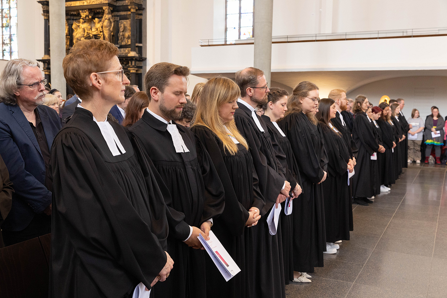 Die frisch ins Amt eingesegneten Pfarrerinnen und Pfarrer