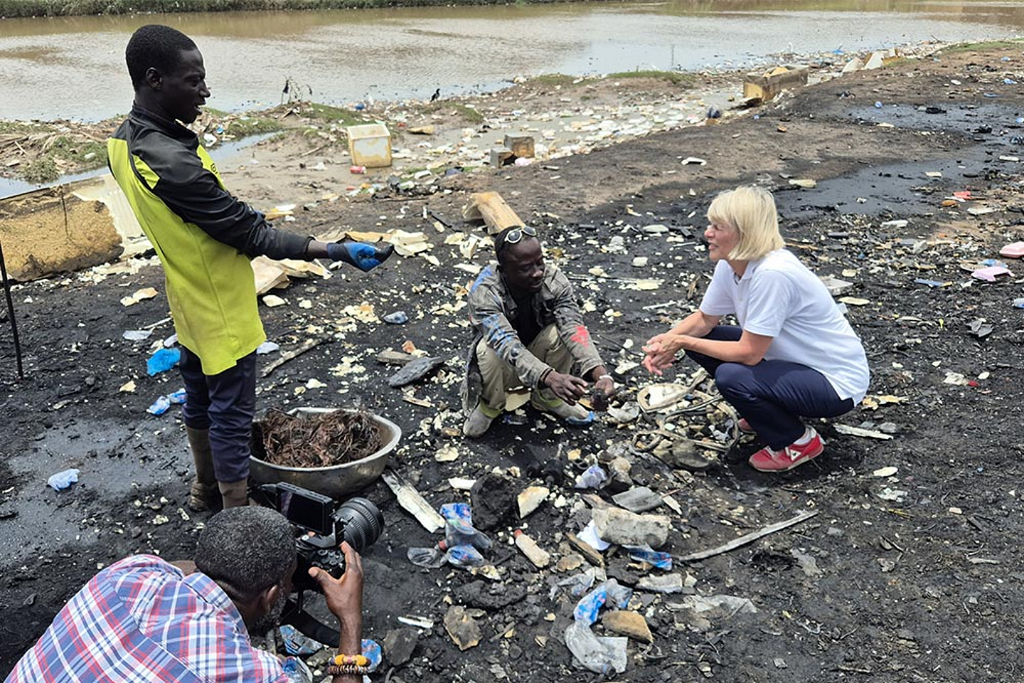 Gundula Gause auf der Elektroschrotthalde