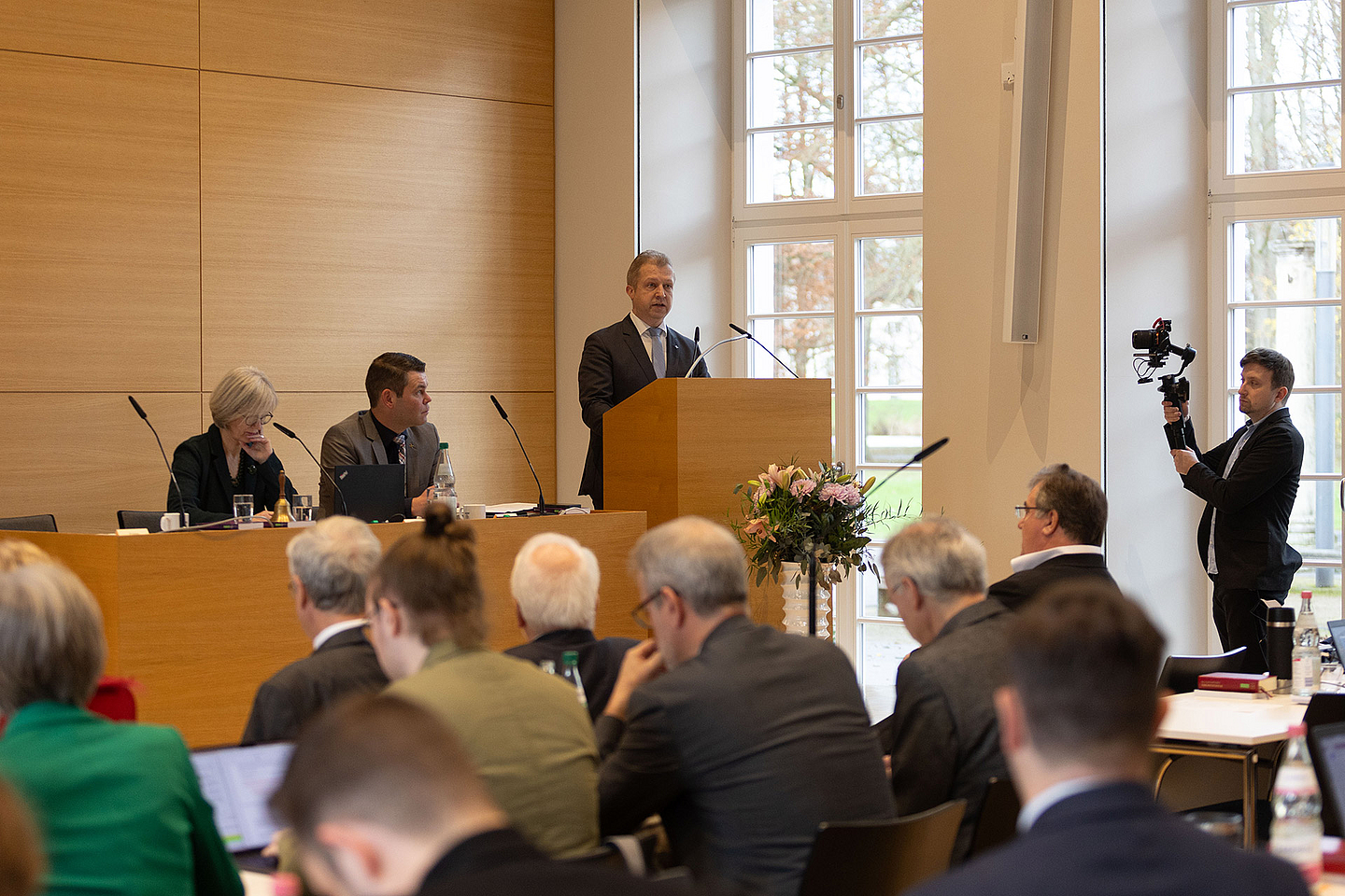 Präses Dr. Michael Schneider bei seiner Eröffnungsrede im Synodalsaal der Evangelischen Tagungsstätte Hofgeismar