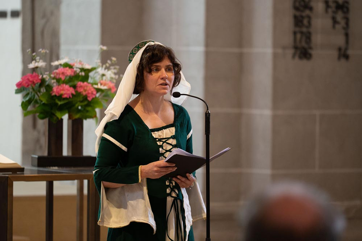 Auch Pfarrerin Dr. Christina Bickel hatte sich für den Gottesdienst historisch gekleidet