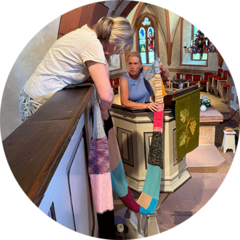 Getrud Wenz von der EFG Hassenhausen und Sabine Klatt von der Gemeinde Fronhausen beim Aufhängen des Friedensbandes in der Kirche in Frohnhausen Getrud Wenz von der EFG Hassenhausen und Sabine Klatt von der Gemeinde Fronhausen beim Aufhängen des Friedensbandes in der Kirche in Frohnhausen