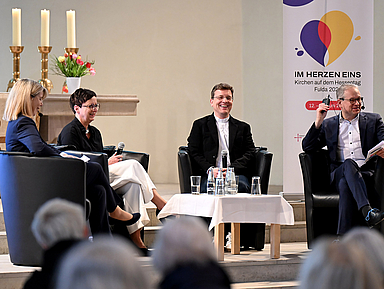 Fuldaer Gespräche: Pröpstin Sabine Kropf-Brandau (2.v.l.) und Generalvikar Dr. Martin Stanke (Mitte) mit Claudia Pfannemüller (l.) und Dekan Dr. Thorsten Waap vom Evangelischen Kirchenkreis Fulda