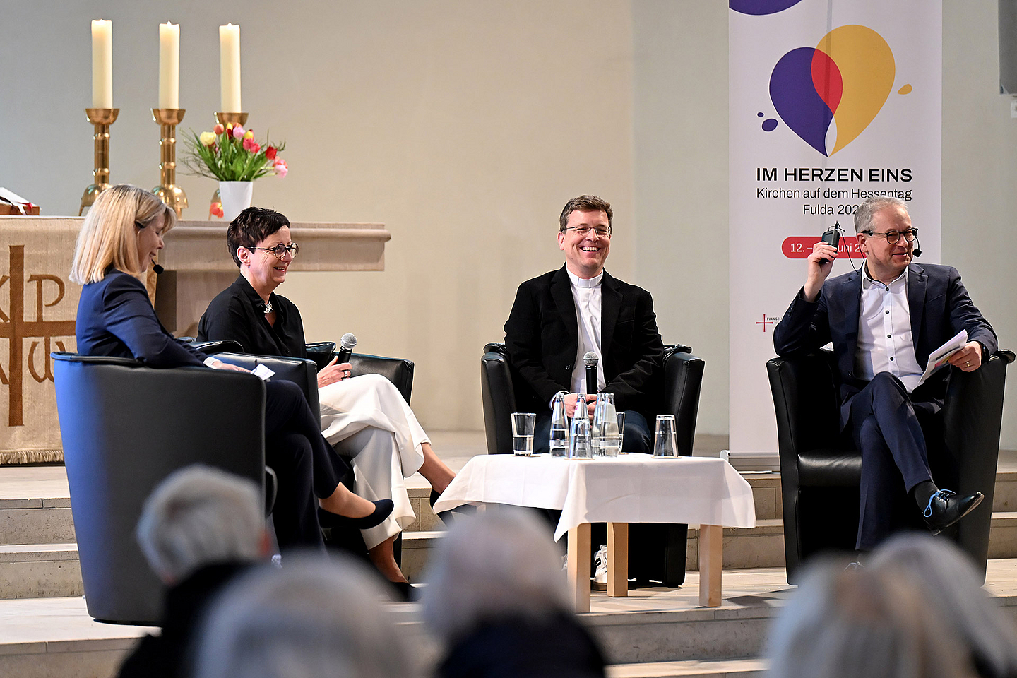 Fuldaer Gespräche: Pröpstin Sabine Kropf-Brandau (2.v.l.) und Generalvikar Dr. Martin Stanke (Mitte) mit Claudia Pfannemüller (l.) und Dekan Dr. Thorsten Waap vom Evangelischen Kirchenkreis Fulda