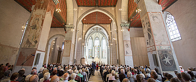 700 Menschen kamen zu der Wiedereröffnung der Stiftskirche in Kaufungen. (Foto: medio.tv/Schauderna)