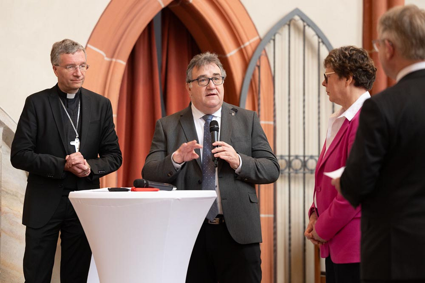 Erste Gesprächsrunde (v.l.): Bischof Dr. Michael Gerber, Regierungspräsident Mark Weinmeister, Bischöfin Dr. Beate Hofmann sowie Moderator Propst Dr. Volker Mantey Erste Gesprächsrunde (v.l.): Bischof Dr. Michael Gerber, Regierungspräsident Mark Weinmeister, Bischöfin Dr. Beate Hofmann sowie Moderator Propst Dr. Volker Mantey