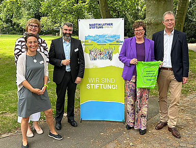 Gruppenfoto vom Besuch (v.l.): Susanne Feeß (Martin Luther Stiftung), Pfarrerin Birgit Inerle (EKKW), Thorsten Hitzel (Martin Luther Stiftung), Bischöfin Dr. Beate Hofmann und Dekan Wilhelm Hammann (Martin Luther Stiftung).