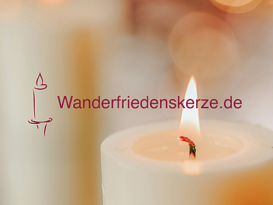 Weiße Kerze mit brennender Flamme vor unscharfem Hintergrund. Daneben ist das Logo der Aktion Wanderfriedenskerze mit dem Schriftzug „Wanderfriedenskerze.de“ zu sehen.