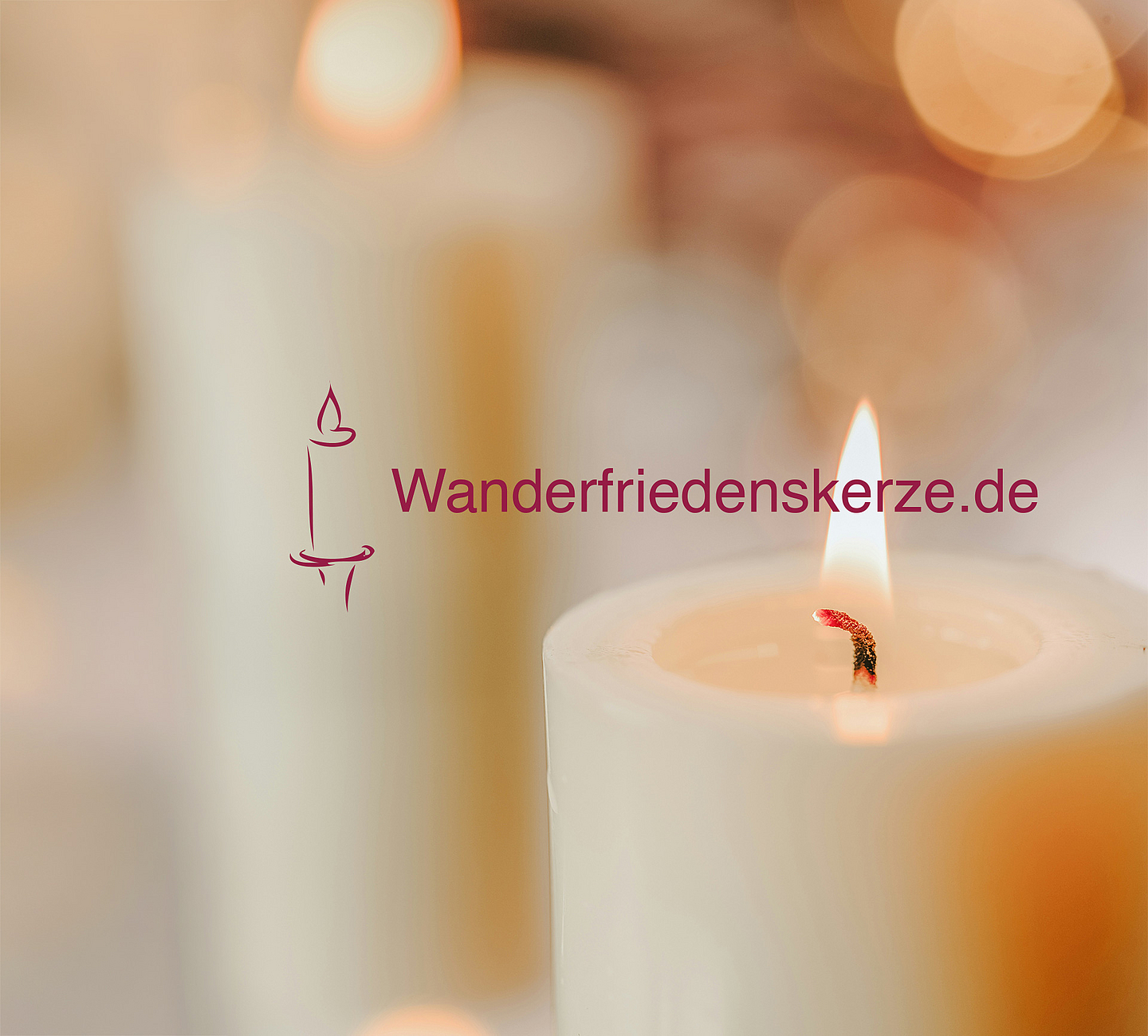Weiße Kerze mit brennender Flamme vor unscharfem Hintergrund. Daneben ist das Logo der Aktion Wanderfriedenskerze mit dem Schriftzug „Wanderfriedenskerze.de“ zu sehen.
