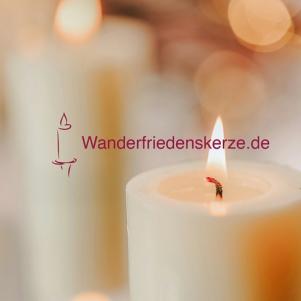 Weiße Kerze mit brennender Flamme vor unscharfem Hintergrund. Daneben ist das Logo der Aktion Wanderfriedenskerze mit dem Schriftzug „Wanderfriedenskerze.de“ zu sehen.