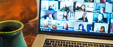 So, wie auf unserem Symbolbild, kamen die Studierenden auf einer Video-Plattform zusammen. Die Tagung stand unter dem Motto: «Insta, Twitter, Zoom & Co. - Kommunikation des Evangeliums auf digitalen Wegen» (Foto: Unsplash/Chris Montgomery)