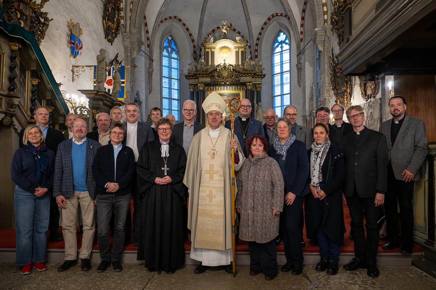 Feierlicher Gottesdienst zur Verlängerung der Partnerschaft im Talliner Dom. Das Foto zeigt die Teilnehmenden aus EKKW und EELK. In der Mitte der ersten Reihe stehen Bischöfin Dr. Beate Hofmann und Erzbischof Urmas Viilma. Feierlicher Gottesdienst zur Verlängerung der Partnerschaft im Talliner Dom. Das Foto zeigt die Teilnehmenden aus EKKW und EELK. In der Mitte der ersten Reihe stehen Bischöfin Dr. Beate Hofmann und Erzbischof Urmas Viilma.